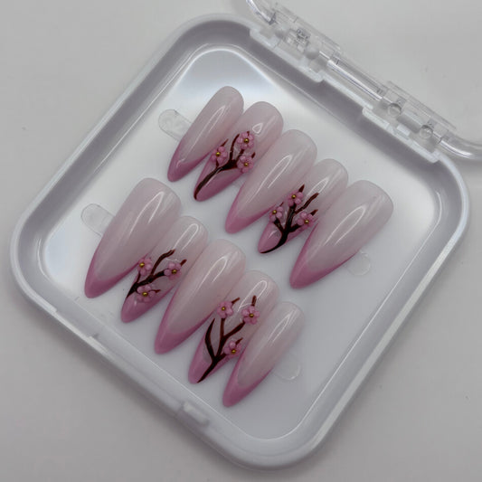 Fleur 3D Sakura en press-on de la marque Onailsbymanon, design floral délicat pour ongles élégants.