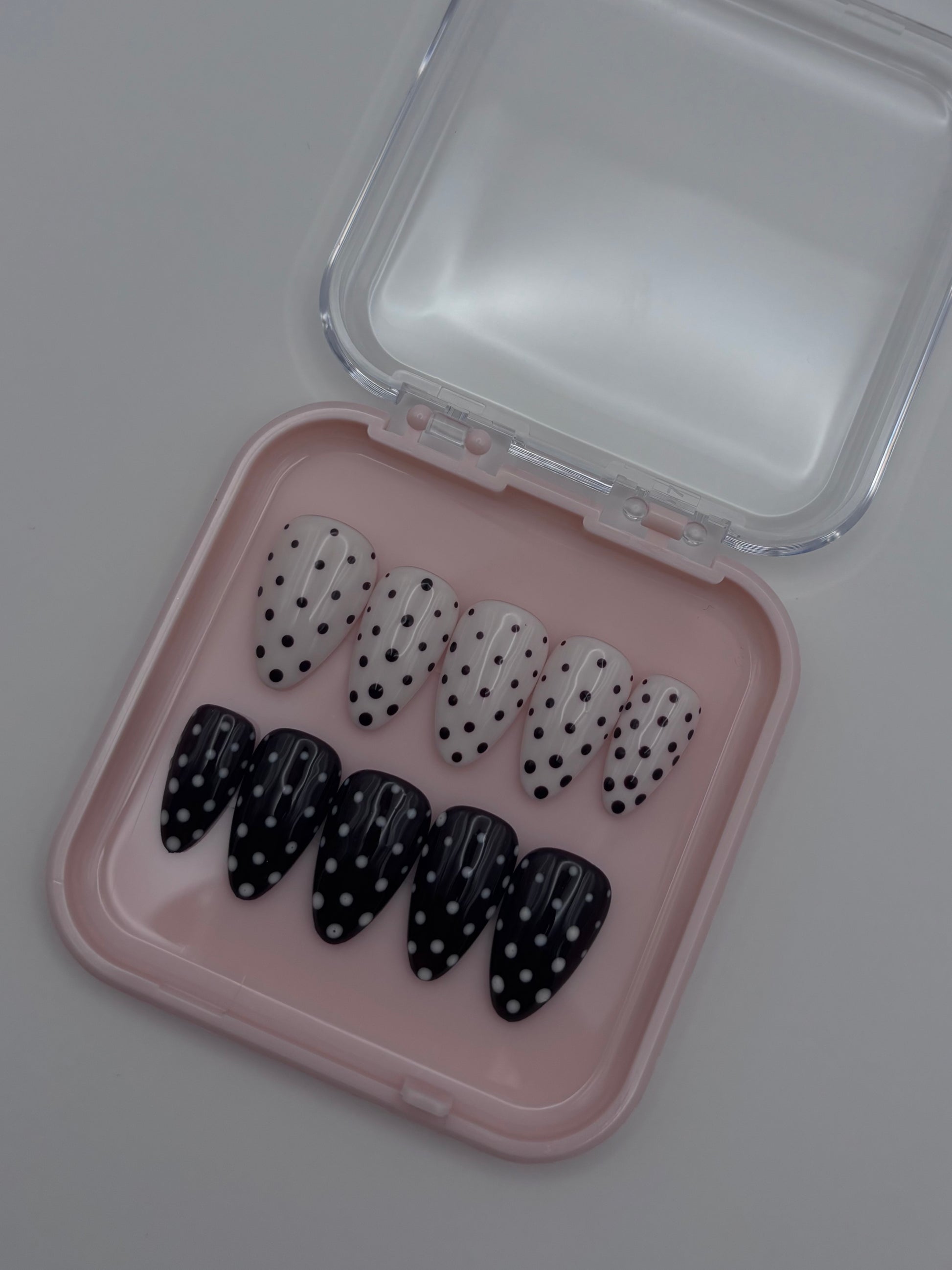 Accessoires de faux ongles à pois Bérénice de la marque Onailsbymanon, style press on avec motif à pois.