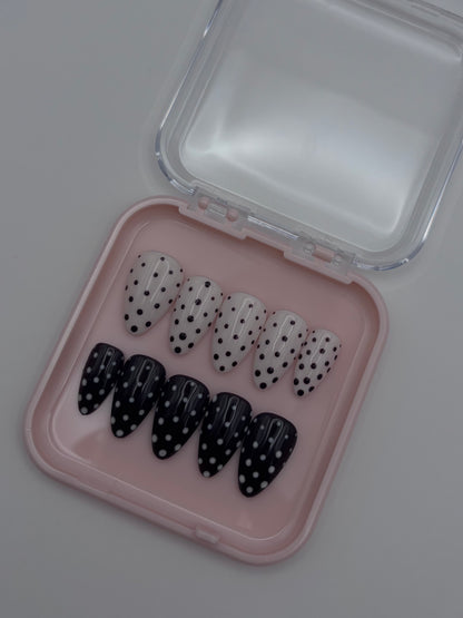 Accessoires de faux ongles à pois Bérénice de la marque Onailsbymanon, style press on avec motif à pois.