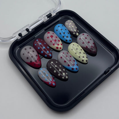Extensions d'ongles press on Valéria à pois de la marque Onailsbymanon, finition élégante avec motif à pois.