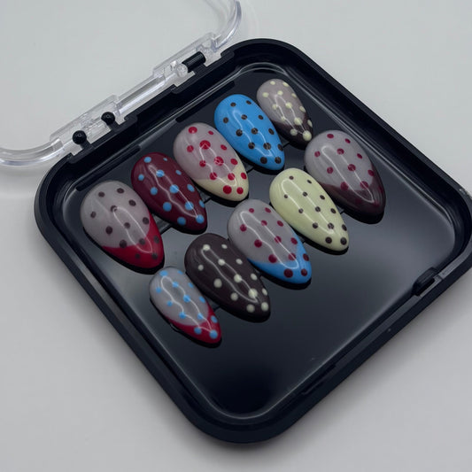 Extensions d'ongles press on Valéria à pois de la marque Onailsbymanon, finition élégante avec motif à pois.