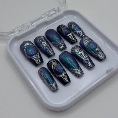Œil de chat chromé Esmee, ongles press on de la marque Onailsbymanon, avec un fini brillant et élégant.