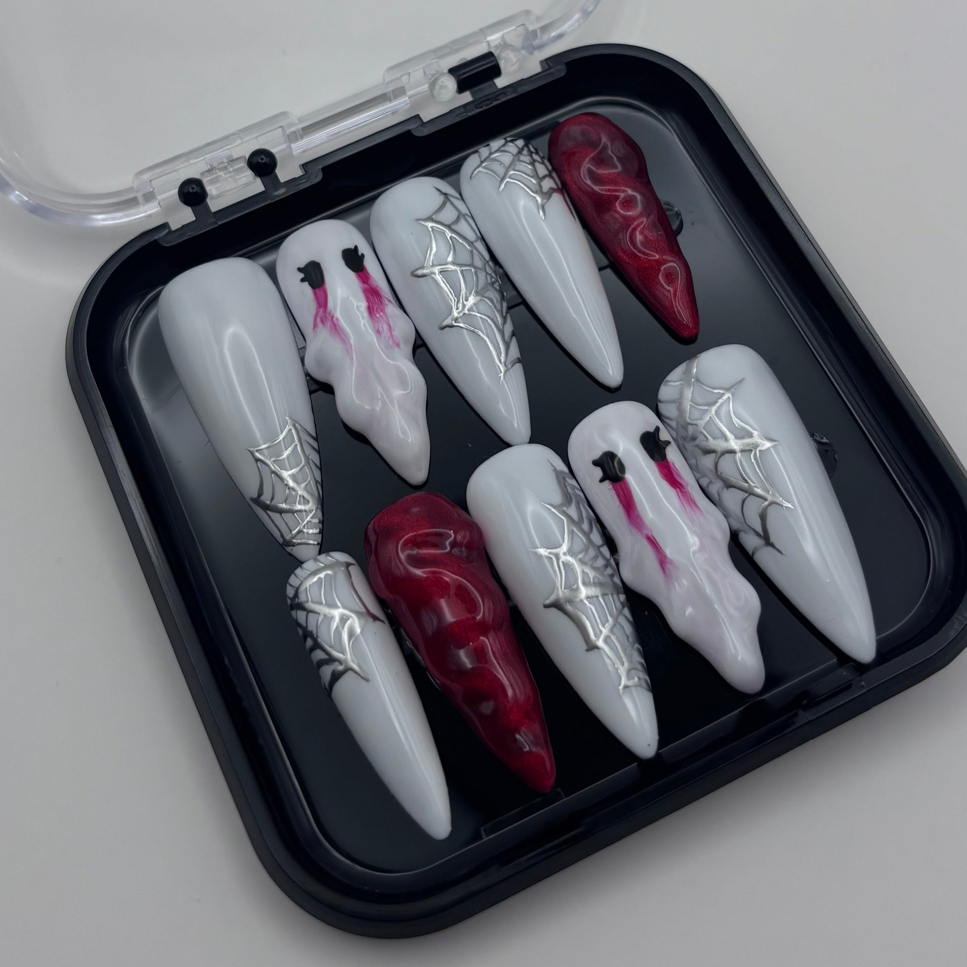 Press on Costanza Ghost 3D de Onailsbymanon, ongles artificiels avec finition transparente et design en relief.