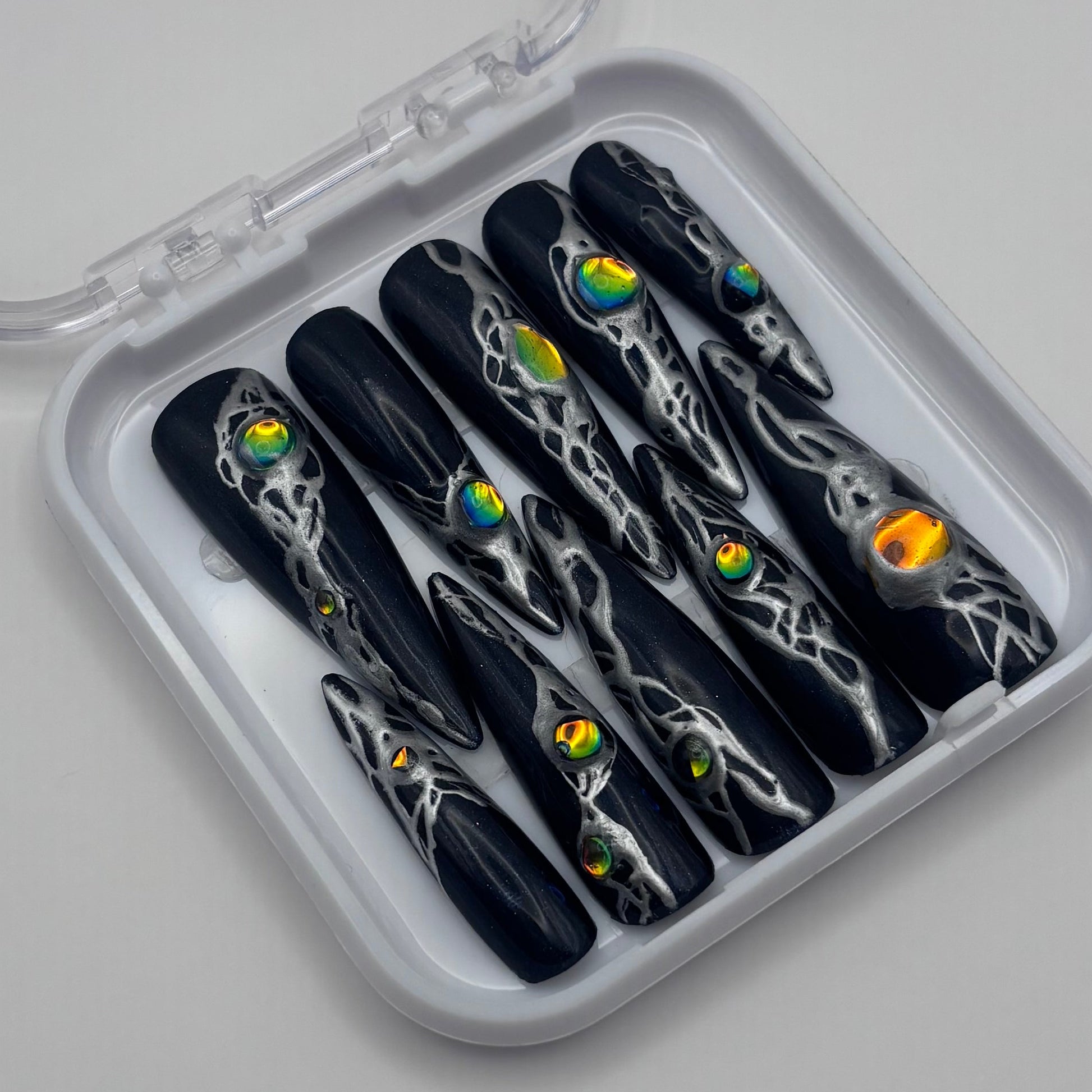 Extensions de faux ongles press-on Olivia holographiques Chrome de Onailsbymanon, finition irisée et tendance.