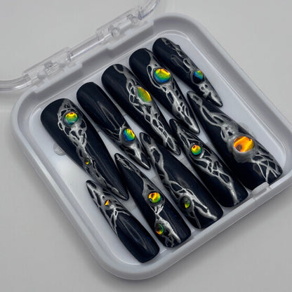 Extensions de faux ongles press-on Olivia holographiques Chrome de Onailsbymanon, finition irisée et tendance.