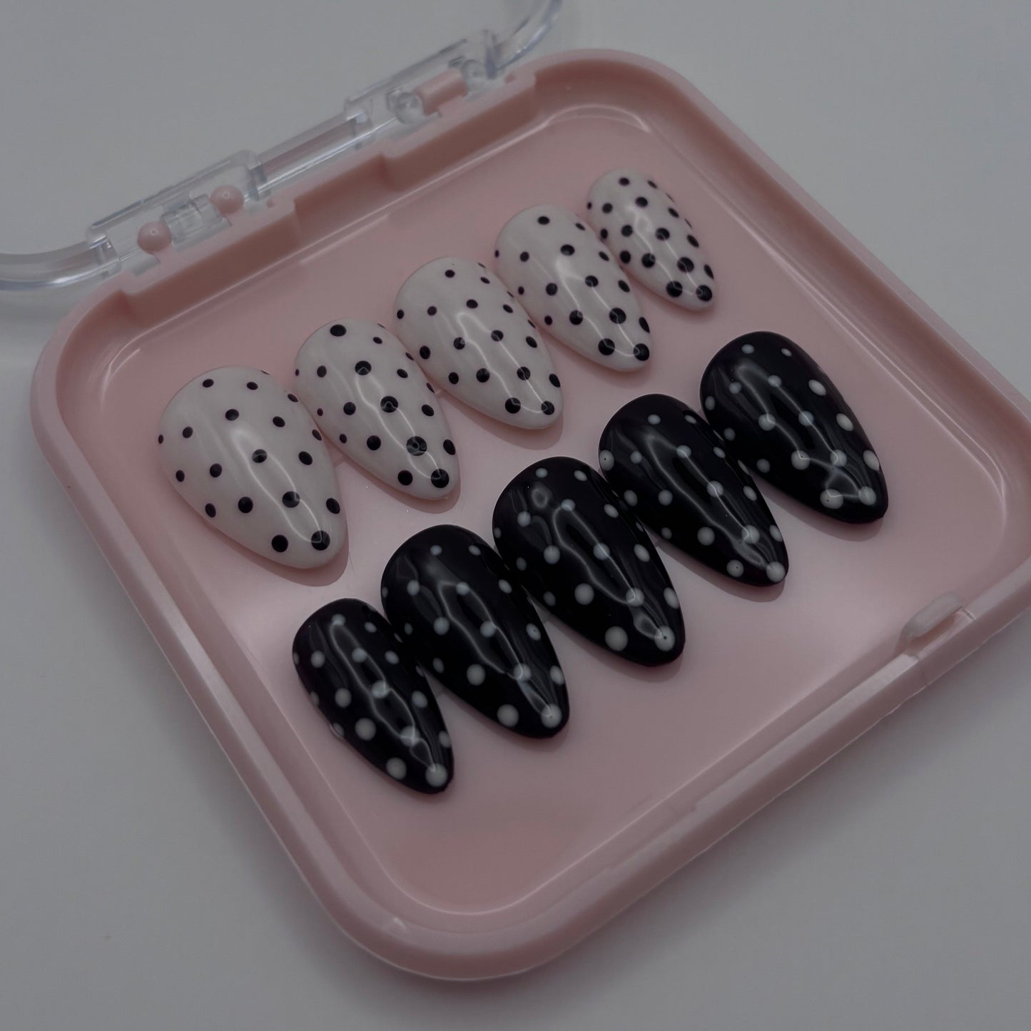 Extensions d'ongles press-on Bérénice à pois de la marque Onailsbymanon, tendance et faciles à appliquer.