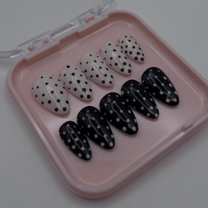 Extensions d'ongles press-on Bérénice à pois de la marque Onailsbymanon, tendance et faciles à appliquer.