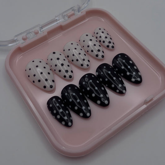 Extensions d'ongles press-on Bérénice à pois de la marque Onailsbymanon, tendance et faciles à appliquer.