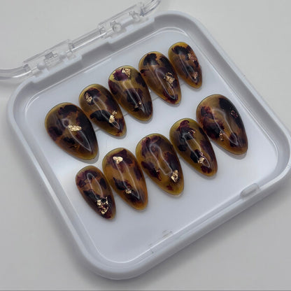 Extensions d'ongles à pression Loly Tortoise Or de Onailsbymanon, finition tortoise dorée avec design élégant.
