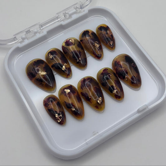 Extensions d'ongles à pression Loly Tortoise Or de Onailsbymanon, finition tortoise dorée avec design élégant.