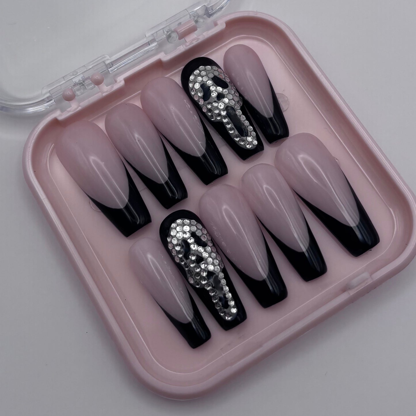 Extensions d'ongles press on Sidney - French Ghostface par Onailsbymanon, finition française élégante et détaillée.