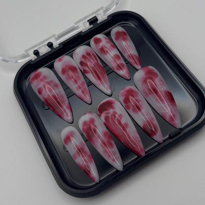 Sandy - Bloody, onailsbymanon, press-on, faux ongles rouges avec motifs sanguins, pour une manucure facile et tendance.