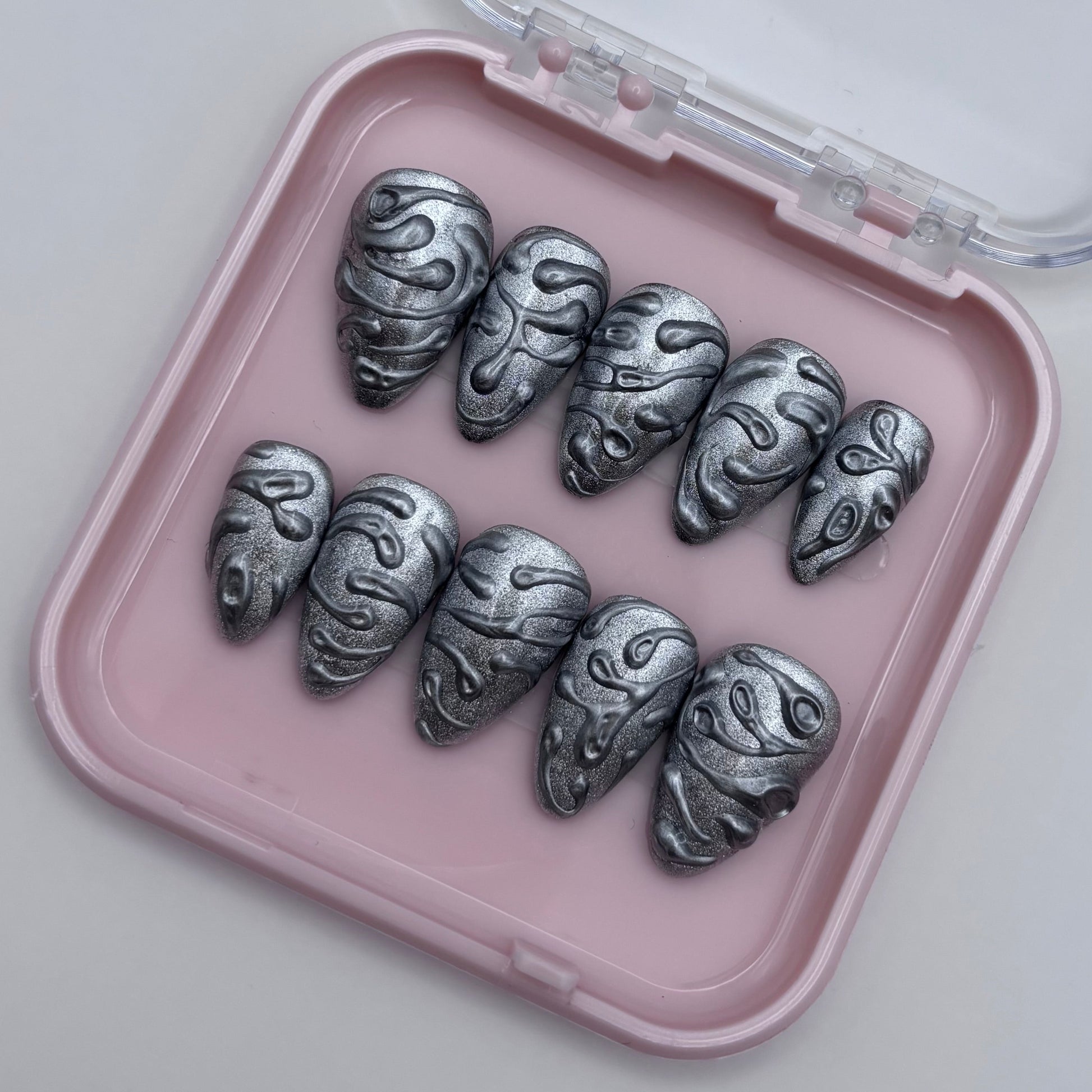 Extensions d'ongles Albane Chrome 3D de Onailsbymanon, style press-on, avec finition brillante et design en 3D.