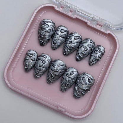 Extensions d'ongles Albane Chrome 3D de Onailsbymanon, style press-on, avec finition brillante et design en 3D.