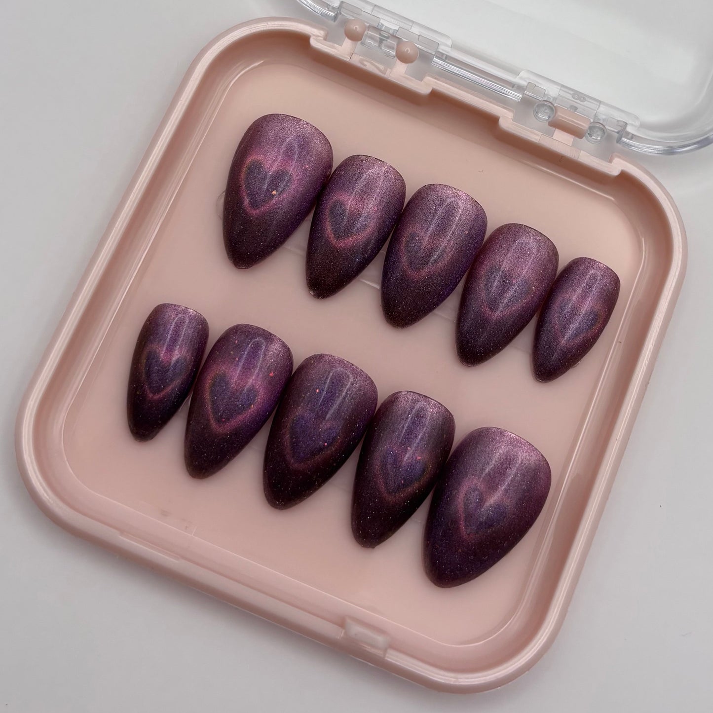 Œil de chat en forme de cœur Mia de Onailsbymanon, faux ongles press on avec design élégant et innovant.