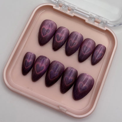 Œil de chat en forme de cœur Mia de Onailsbymanon, faux ongles press on avec design élégant et innovant.