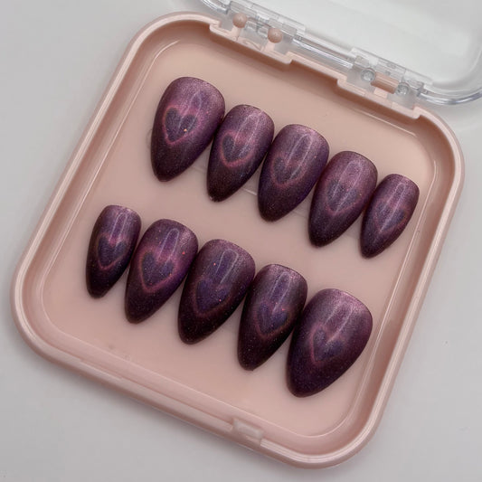 Œil de chat en forme de cœur Mia de Onailsbymanon, faux ongles press on avec design élégant et innovant.