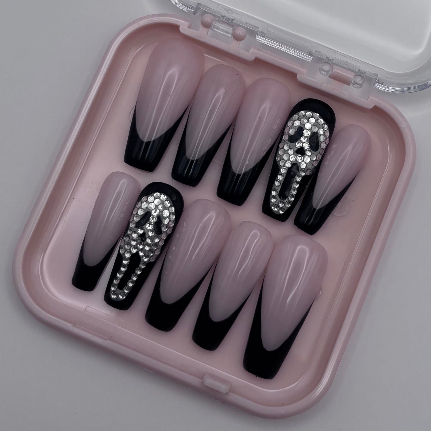Extensions d'ongles press on Sidney French Ghostface de Onailsbymanon, design artistique avec motif Ghostface.