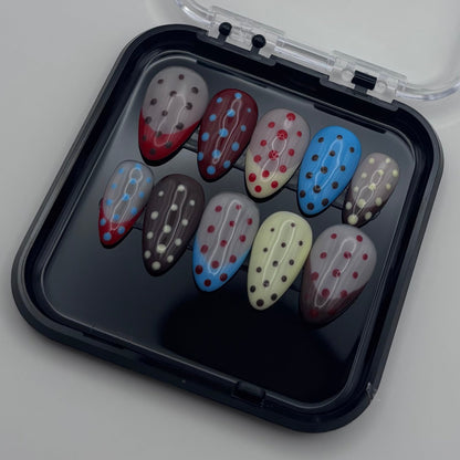 Échantillons de faux ongles à motifs à pois Valéria - Polka Dot de Onailsbymanon, style press-on, avec designs colorés.