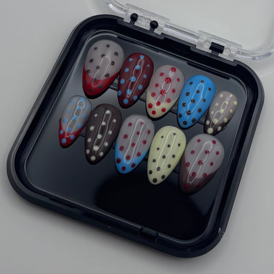 Échantillons de faux ongles à motifs à pois Valéria - Polka Dot de Onailsbymanon, style press-on, avec designs colorés.