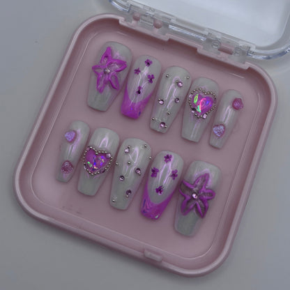 Extensions d'ongles press on Valentine pink de la marque Onailsbymanon, finition lisse et élégante, prêtes à appliquer.