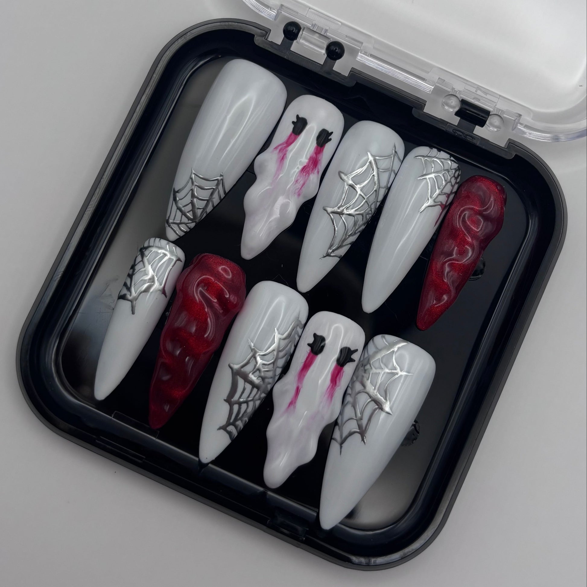 Extensions à press on Ghost 3D Costanza d'Onailsbymanon, design élégant avec motifs 3D pour ongles sophistiqués.