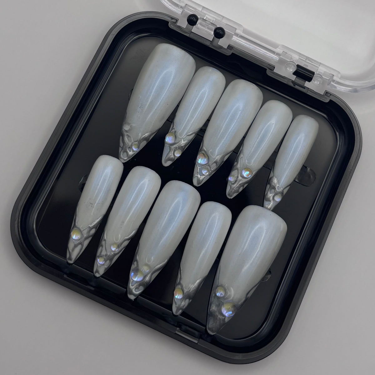 Extensions d'ongles press on Amelia en chrome 3D, stylisées et brillantes, par Onailsbymanon.