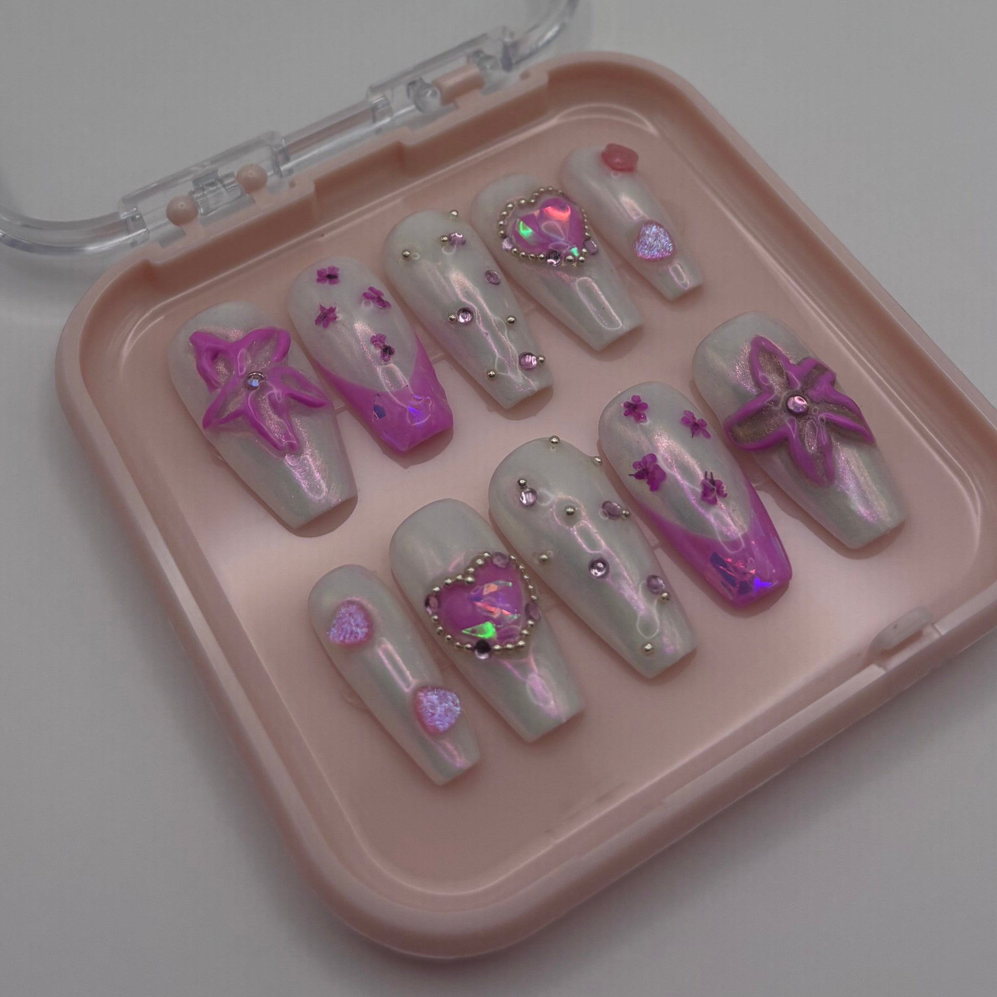 Système de faux ongles pression Valentine en rose de la marque Onailsbymanon, avec design élégant et naturel.
