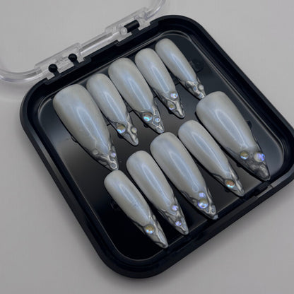 Press-on ongles Amelia en chrome 3D de la marque Onailsbymanon, avec finition brillante et design élégant.