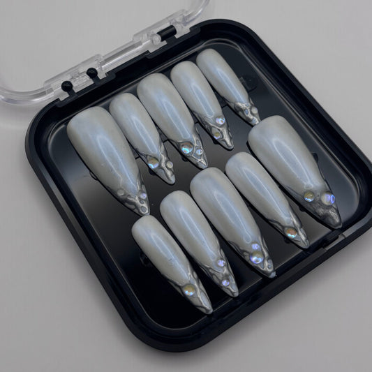 Press-on ongles Amelia en chrome 3D de la marque Onailsbymanon, avec finition brillante et design élégant.