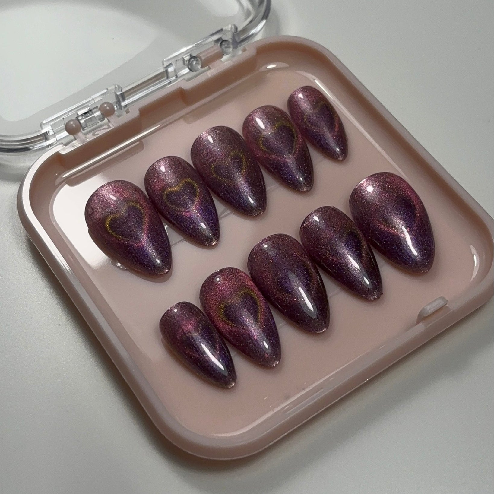 Œil de chat en press-on Mia de Onailsbymanon, design cœur, faux ongles élégants pour manucure rapide et originale.