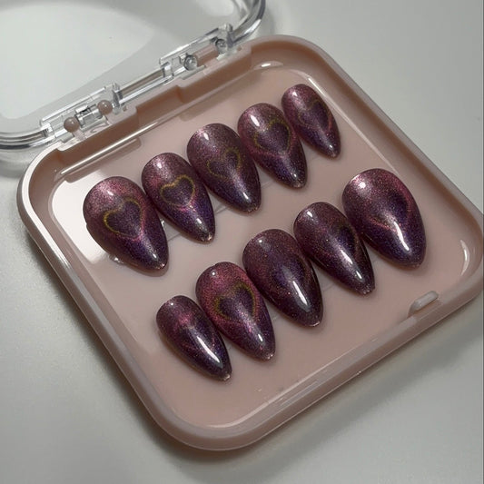 Œil de chat en press-on Mia de Onailsbymanon, design cœur, faux ongles élégants pour manucure rapide et originale.