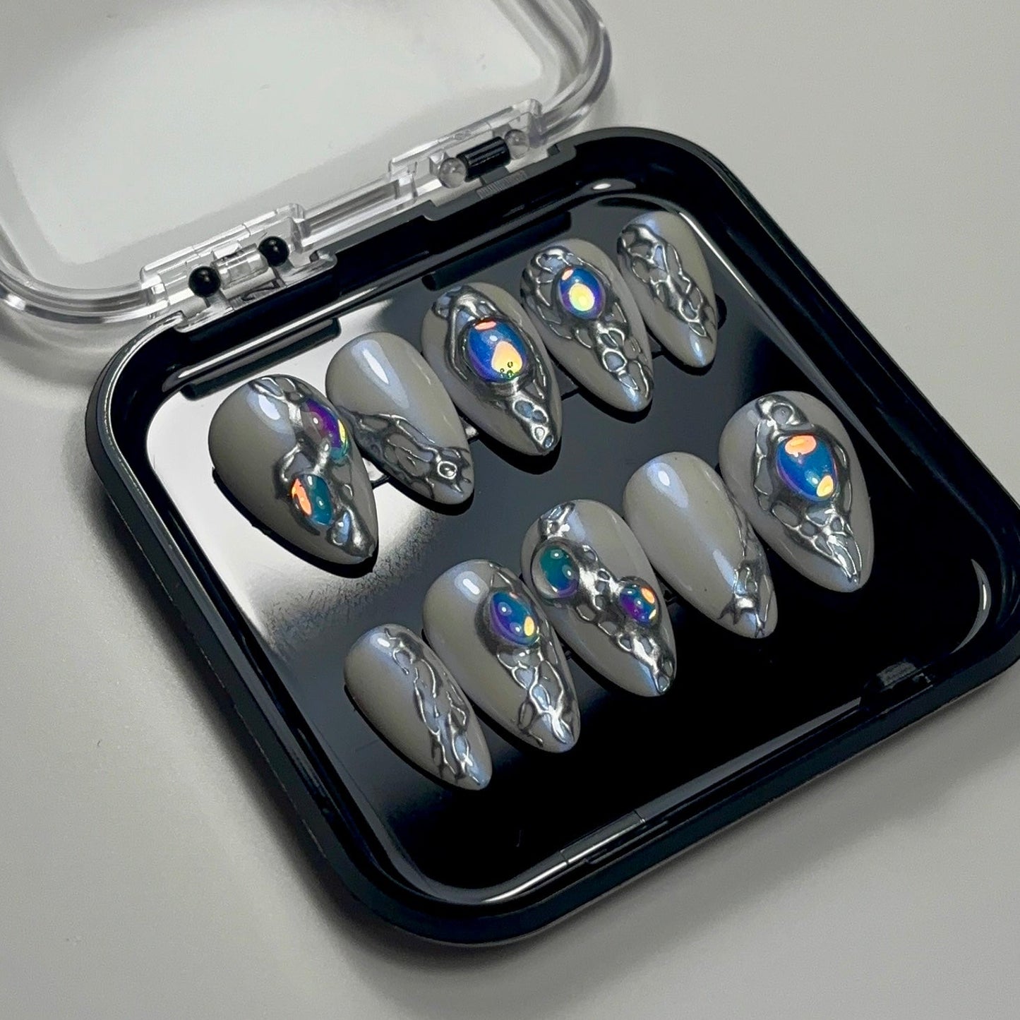 Extensions d'ongles press on Alba Chrome holographique de Onailsbymanon, finition chromée holographique brillante.