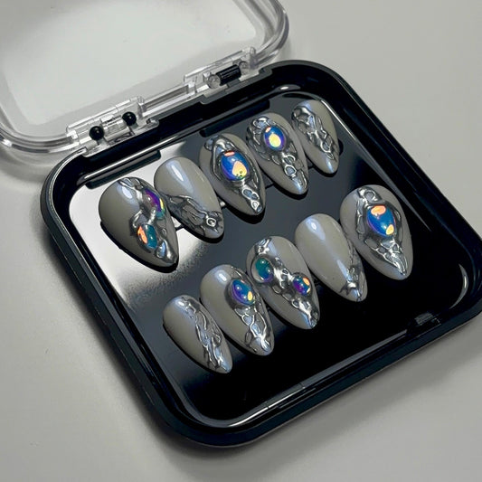 Extensions d'ongles press on Alba Chrome holographique de Onailsbymanon, finition chromée holographique brillante.