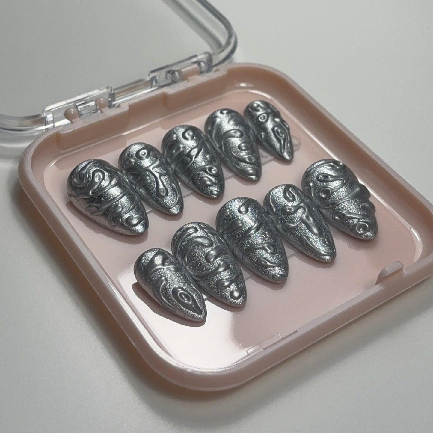 Extensions d'ongles press on Albane Chrome 3D par Onailsbymanon, finition chromée brillante et design en relief 3D.