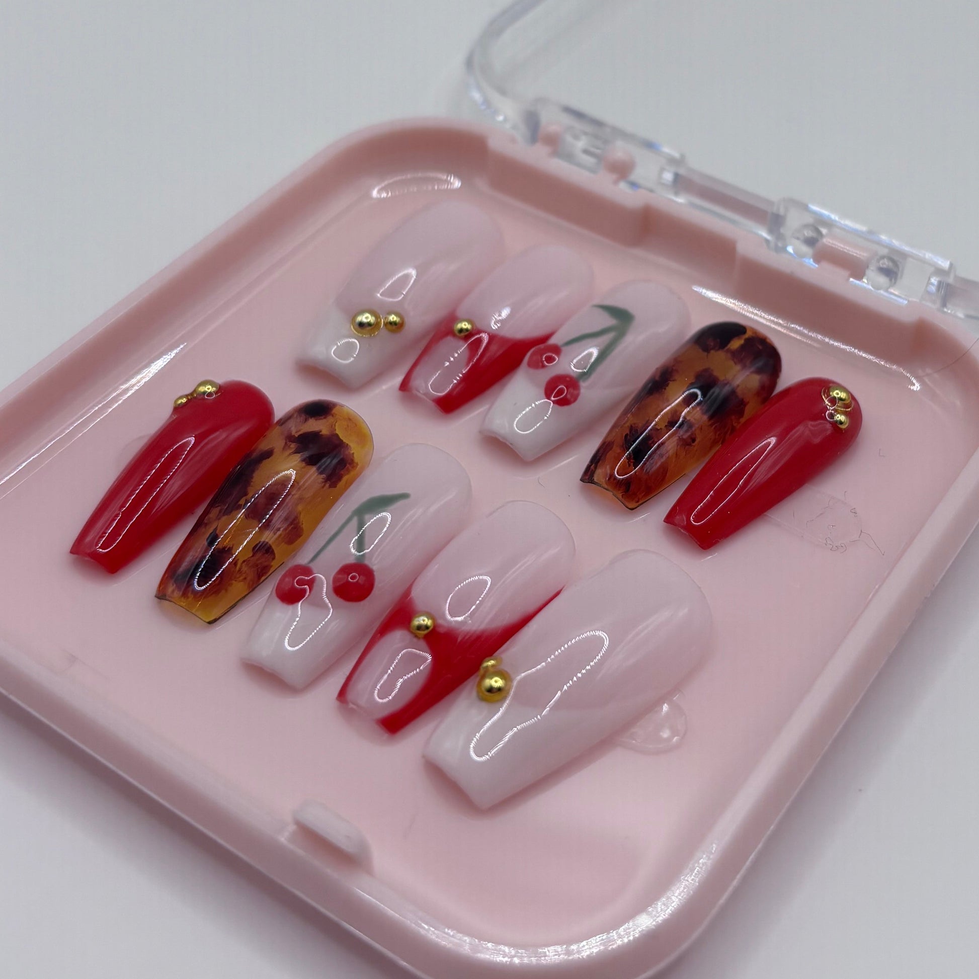 Press-on faux ongles Dolce Cerises 3D de Onailsbymanon, design élégant avec motifs cerises en relief.