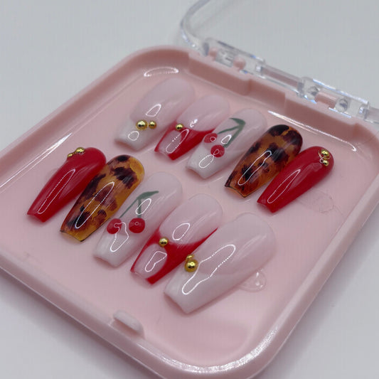 Press-on faux ongles Dolce Cerises 3D de Onailsbymanon, design élégant avec motifs cerises en relief.