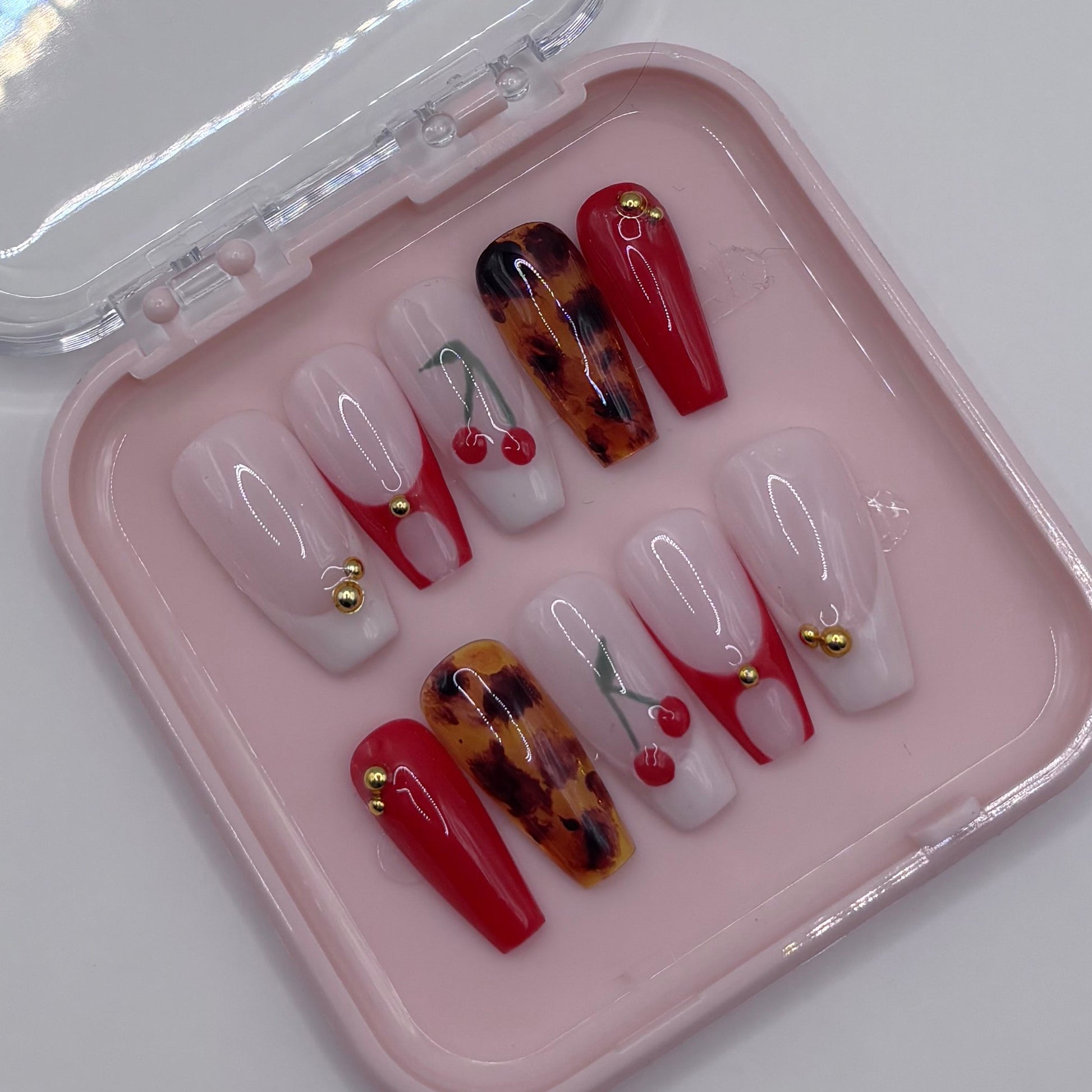 Extensions d'ongles press on Dolce Cerises 3D de Onailsbymanon, design floral coloré et détaillé pour embellir les ongles.