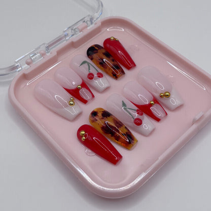 Extensions d'ongles press on Dolce Cerises 3D par Onailsbymanon, motifs de cerises en relief pour une manucure élégante.