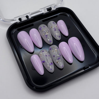 Extensions d'ongles press on Lila Floral Glossy de Onailsbymanon, finition brillante et élégante, visibles dans l'image.