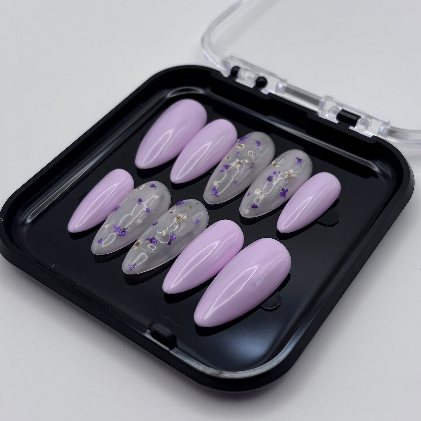 Extensions d'ongles press on Lila Floral Glossy d'Onailsbymanon, finition brillante et décor florale vibrante.