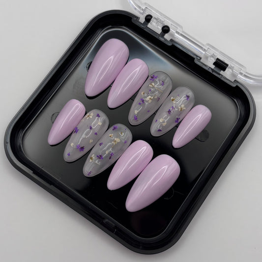 Extensions d'ongles press on Lila Floral Glossy d'Onailsbymanon, finition brillante avec motif floral violet.
