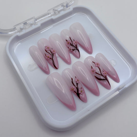 Fleur 3D Sakura pour ongles, press on de la marque Onailsbymanon, finition élégante et détails floraux délicats.