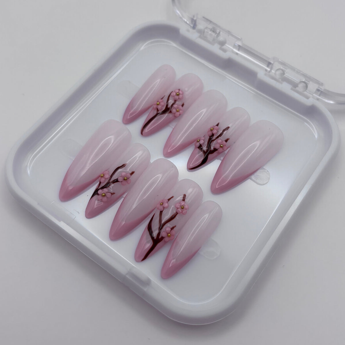 Fleur 3D Sakura en press-on, création de la marque Onailsbymanon, avec détails floraux délicats et finition élégante.