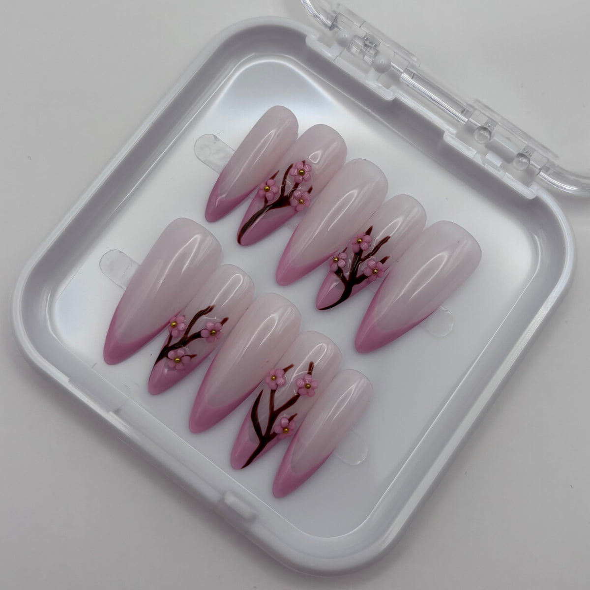 Fleur 3D Sakura en press-on de la marque Onailsbymanon, design floral délicat pour ongles élégants.