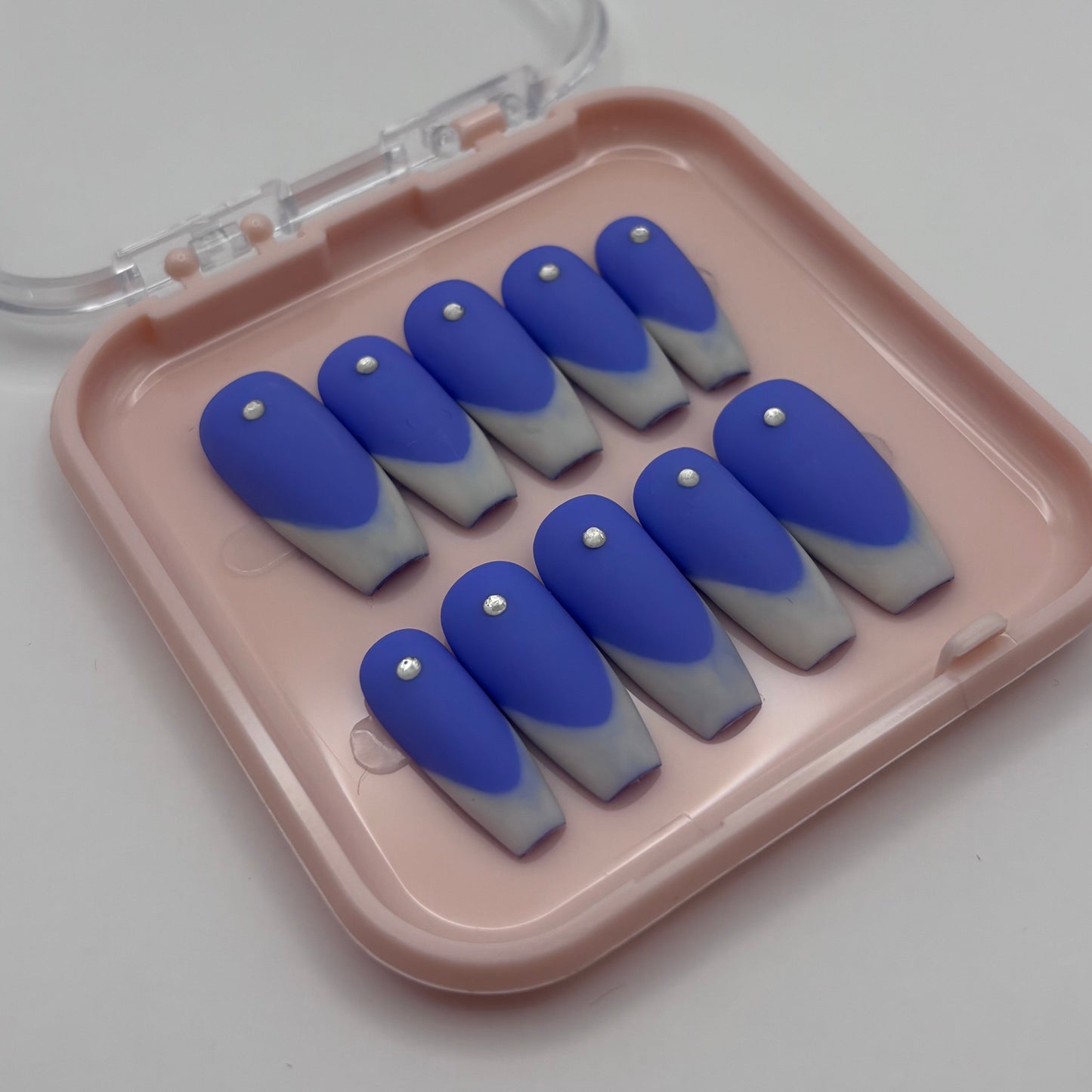 Acrylique Eléa - French, ongles press-on de la marque Onailsbymanon, avec finition élégante et naturelle.