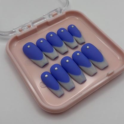 Acrylique Eléa - French, ongles press-on de la marque Onailsbymanon, avec finition élégante et naturelle.