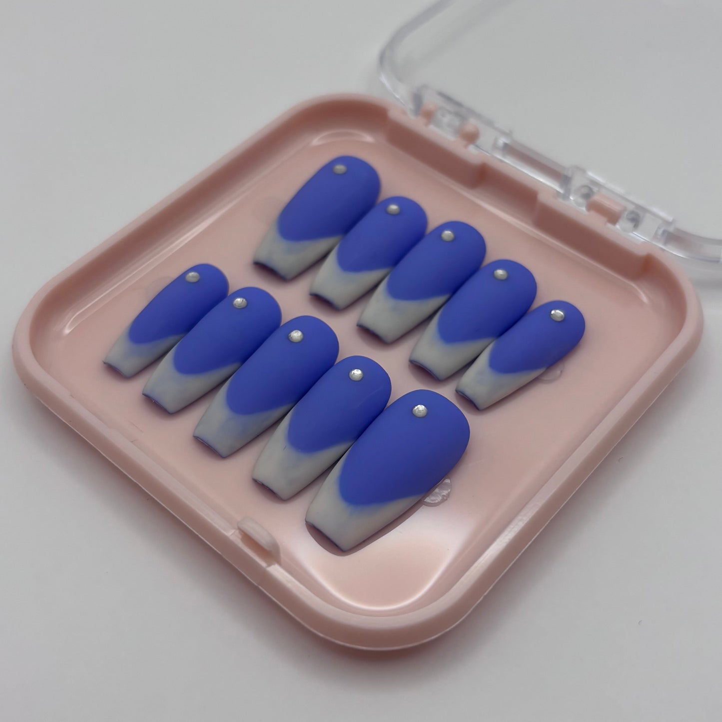 Cliché d'ongles press on Eléa de la marque Onailsbymanon, avec design élégant et finition soignée.