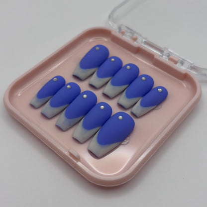 Cliché d'ongles press on Eléa de la marque Onailsbymanon, avec design élégant et finition soignée.