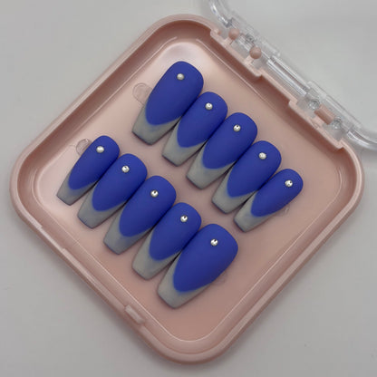 Extensions ongles press on Eléa de la marque Onailsbymanon, avec design français élégant, posé sur une surface neutre.
